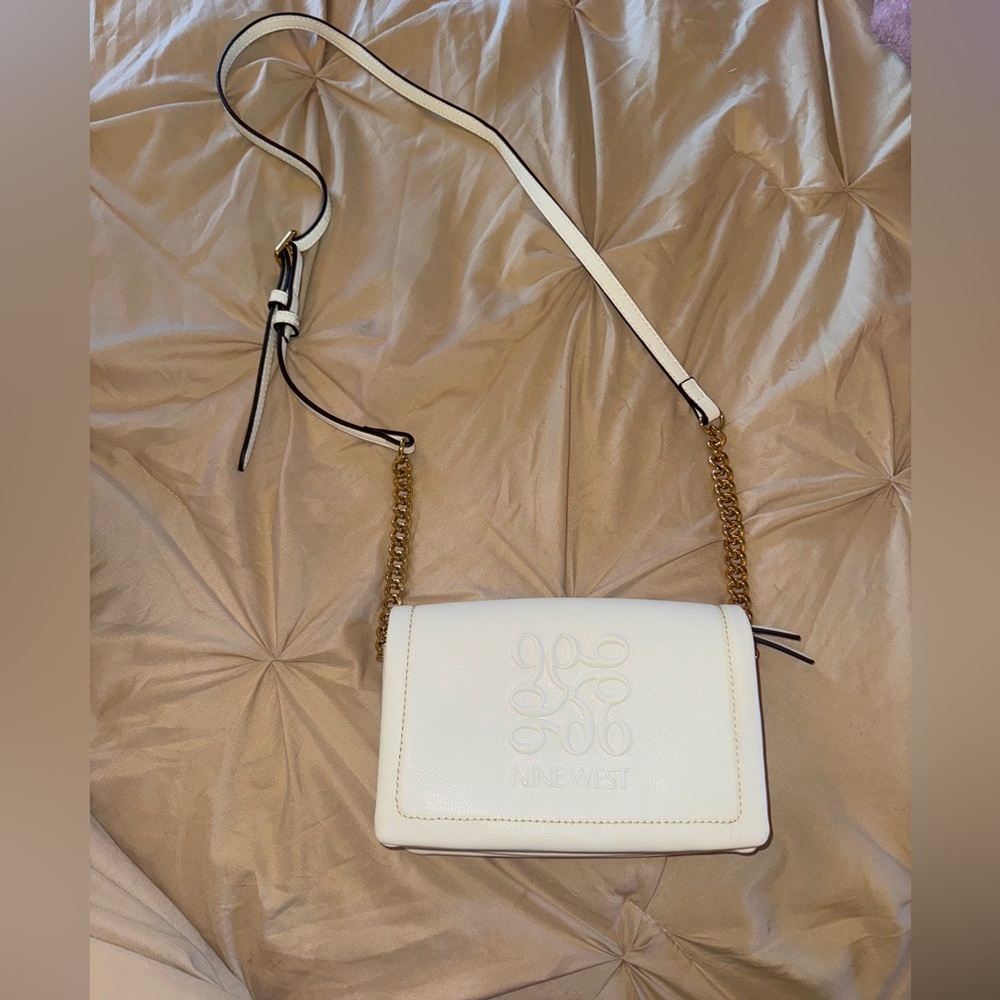 Nine West Elegant White Crossbody Bag with Gold Chain - Picture 3 of 7